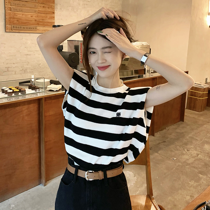 Striped Tank Top T-Shirt for Women, Summer 2025 New Design, Unique and Trendy, Loose Fit, Sleeveless Top for Outerwear