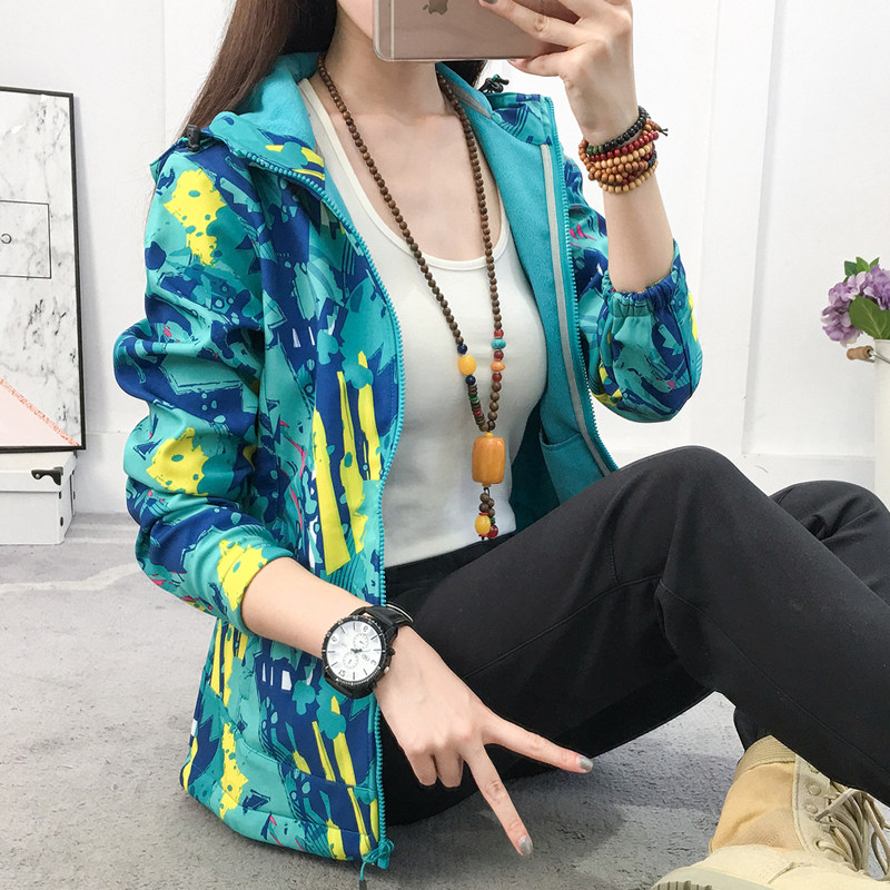 Outdoor soft shell clothing woman camouflated windproof waterproof and warm mountaineering suit for autumn and winter grip suede jacket male submachine clothing