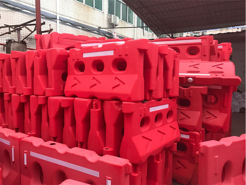 Three-hole water horse enclosure 18 m rotomolding water injection anti-collision water horse traffic isolation pier guardrail water horse enclosure 12 m