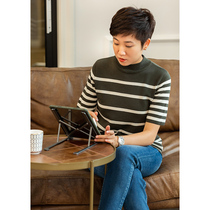 The scenery behind the back the collar and the temperament the tight the striped short-sleeved sweater the cardigan