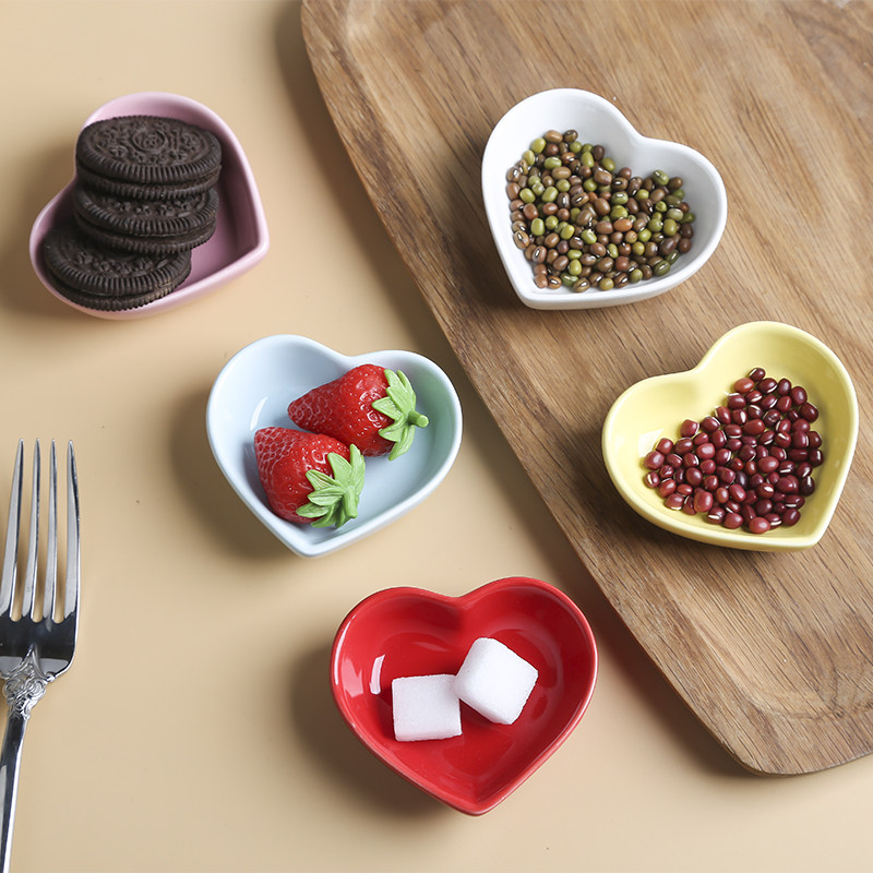 Heart-shaped ceramic seasoning plate, Japanese household snack plate, dried fruit snack small bowl, dipping sauce plate, mini jewelry plate