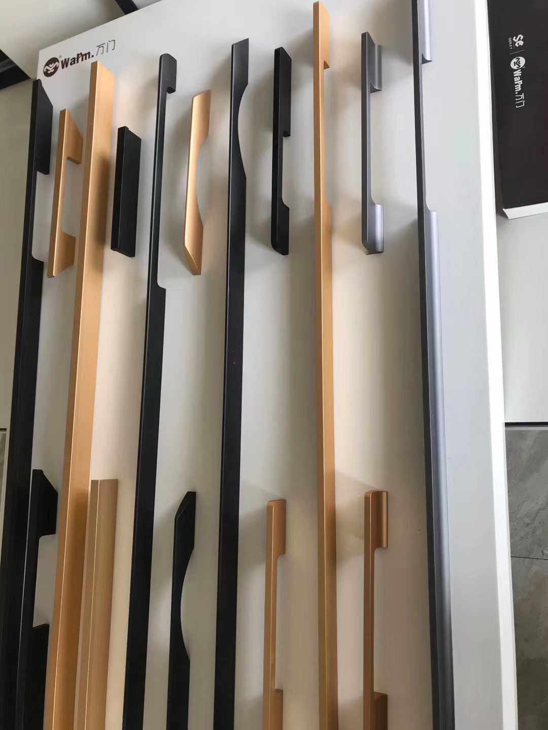 Customized wardrobe ultra-long handle handle short handle hand large hand aluminum alloy doorknob gold and silver black