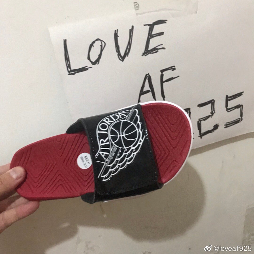 Dép thể thao mùa hè AA2518-001JORDAN AJ1 cánh bay LOGO đôi dép trẻ em màu đen và đỏ Velcro - Dép thể thao dép tổ ông