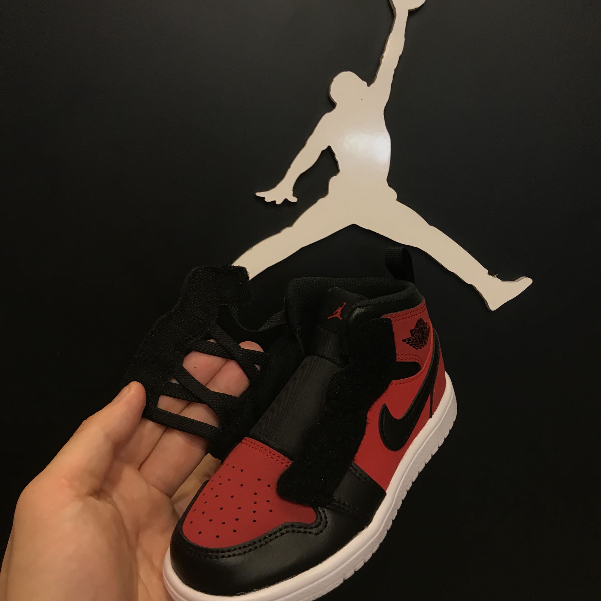Mùa hè AR6352-109 610 JORDAN 1 trẻ em giày giày thanh niên AJ1 đen đỏ Jordan 1 thế hệ giày em bé giày thể thao trẻ em nam