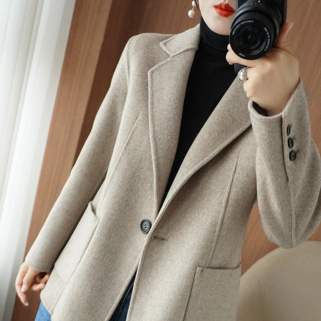 ເສື້ອຢືດ Cashmere ຄູ່ແບບໃໝ່ປີ 2023 ເສື້ອຢືດສັ້ນຂອງແມ່ຍິງ 2023 ເສື້ອຢືດສັ້ນ Hepburn Wool Woolen High-end Casual Jacket
