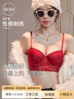 Недавно женатый красный, счастливый сердечный энтузиаста красный