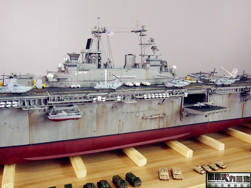 Модель военного корабля 1/350鎴愬搧妯″瀷 缇庡浗娴峰啗榛勮渹绾т簩鏍栨敾鍑昏埌lhd-1榛勮渹鍙 Trumpeter