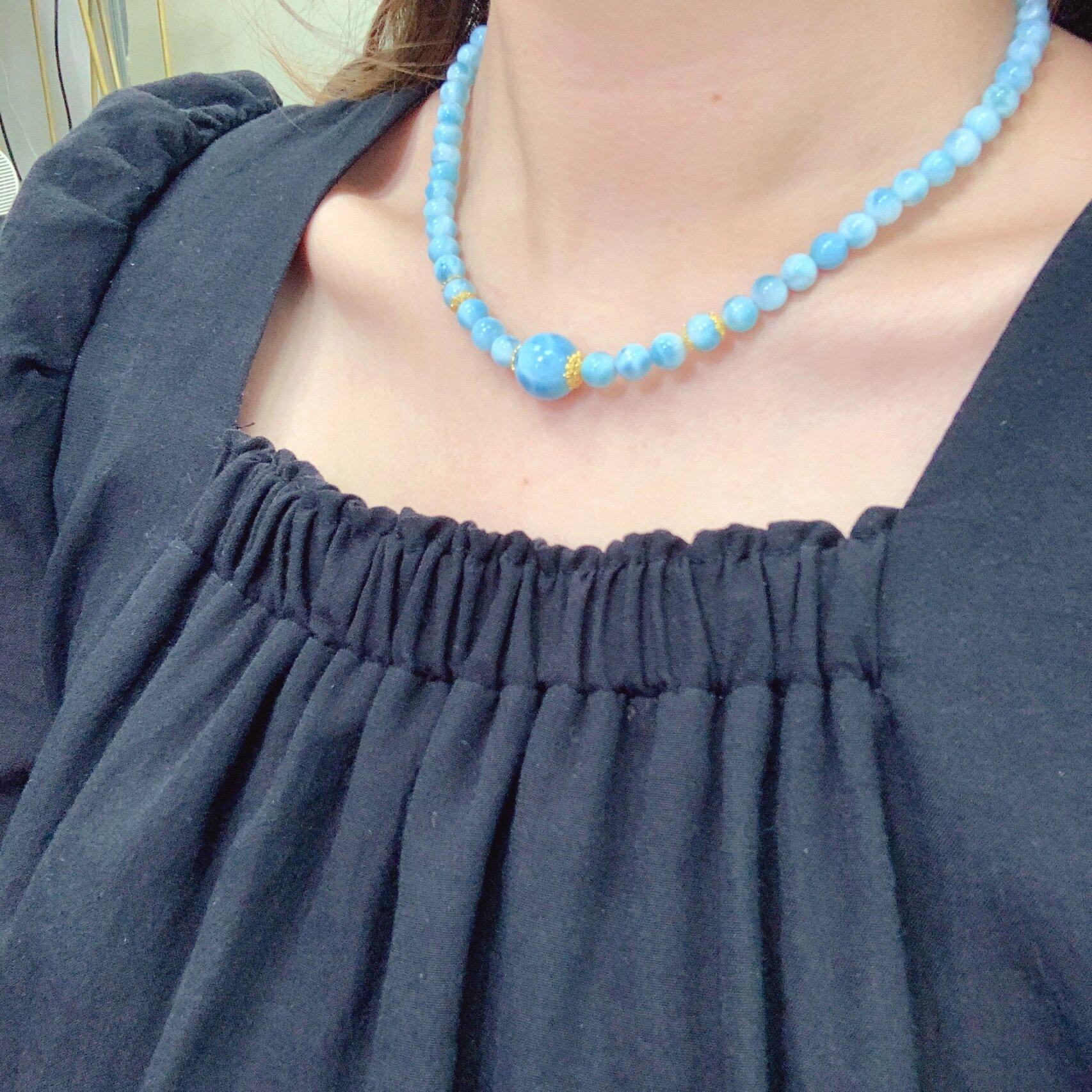 天然ラリマーの幸運のビーズネックレス、ドミニカ共和国の針、ナトリウムカルシウムストーン、ラリマーの鎖骨チェーン。女性を美しく見せるエレガントな新スタイル。