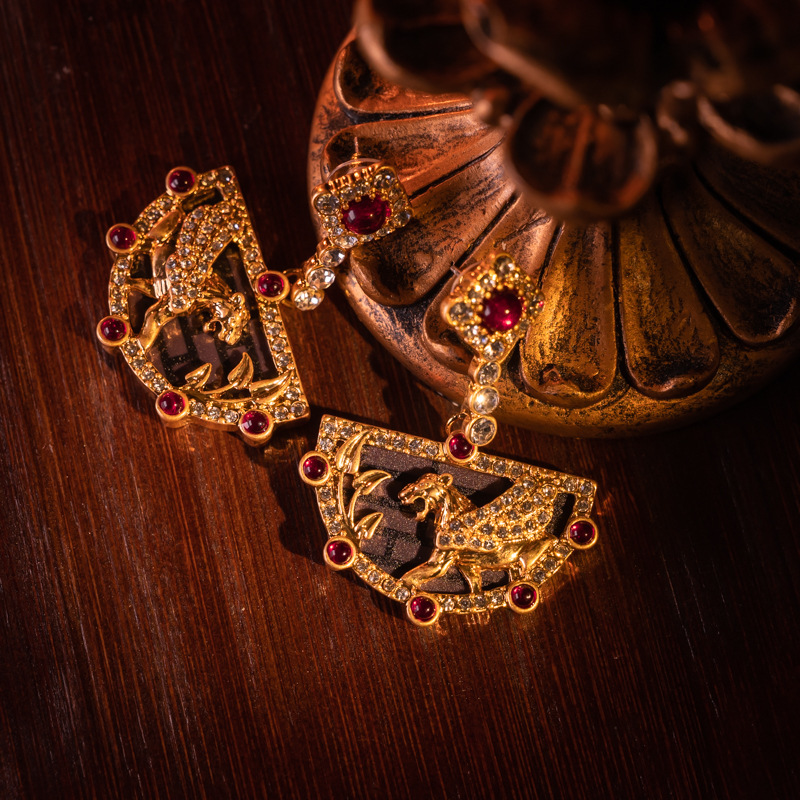 Vintage Sweater Chain with Retro Handmade Embossed Craftsmanship and Fully Encrusted with Rhinestones, a Unique and Fashionable Style