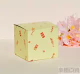 Японская фармацевтическая фармацевта Kiln Kitchen and Kimono сидят на трубе, чтобы набрать богатства кошек, чтобы достичь удачи