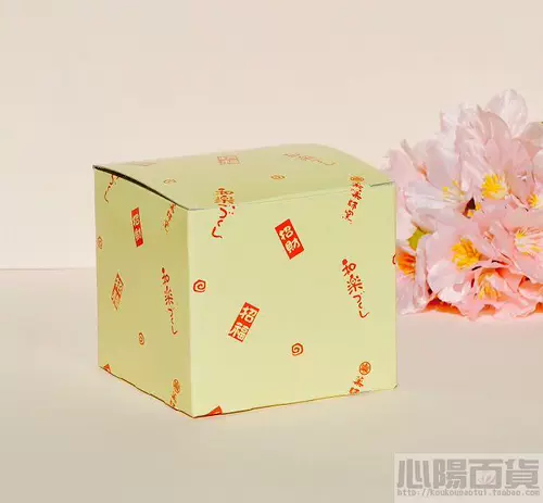 Японская фармацевтическая фармацевта Kiln Kitchen and Kimono сидят на трубе, чтобы набрать богатства кошек, чтобы достичь удачи