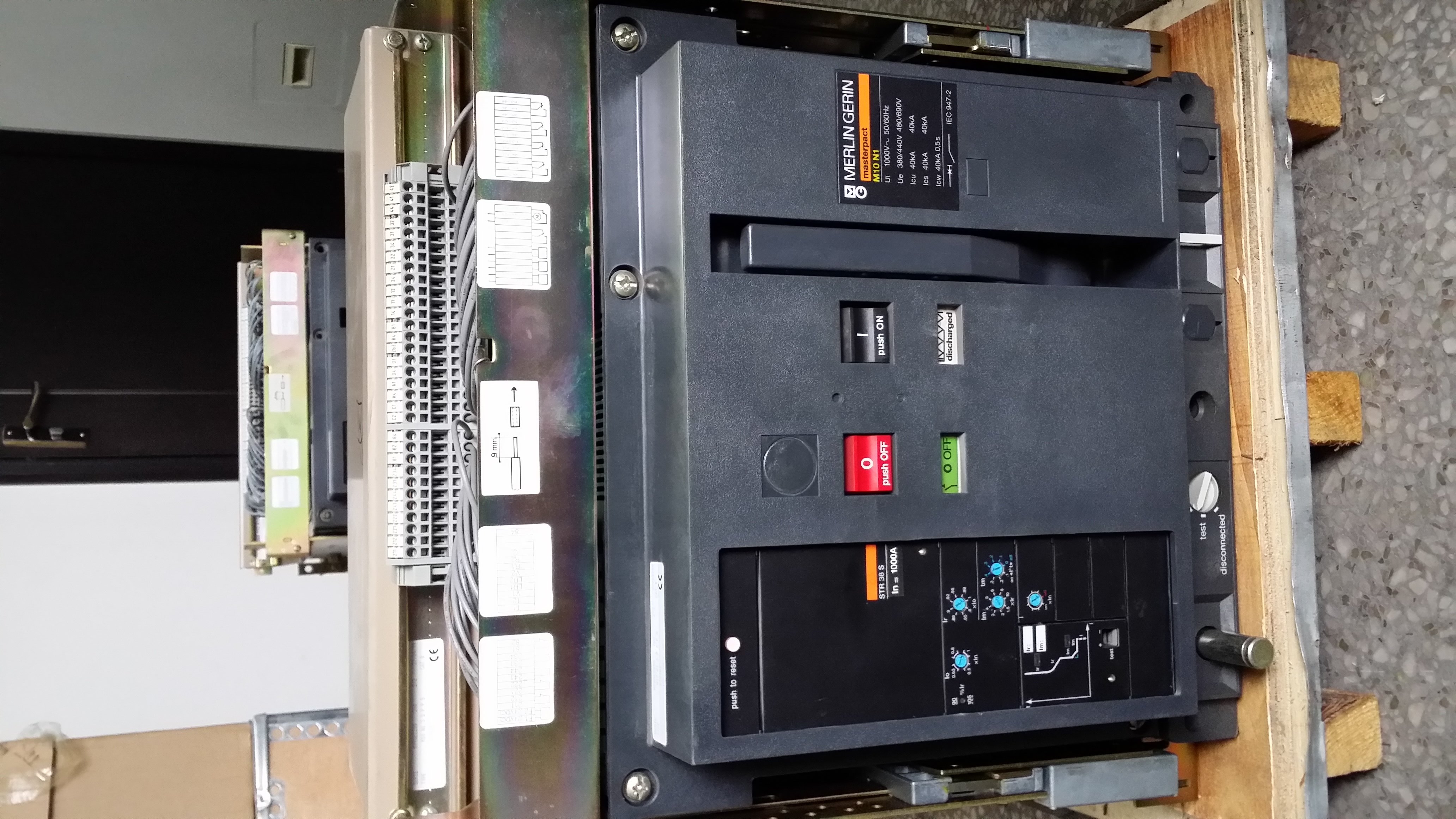 Merlin Gerin Meranzhan M08H1 3P STR28D drawer-type stationary circuit breaker