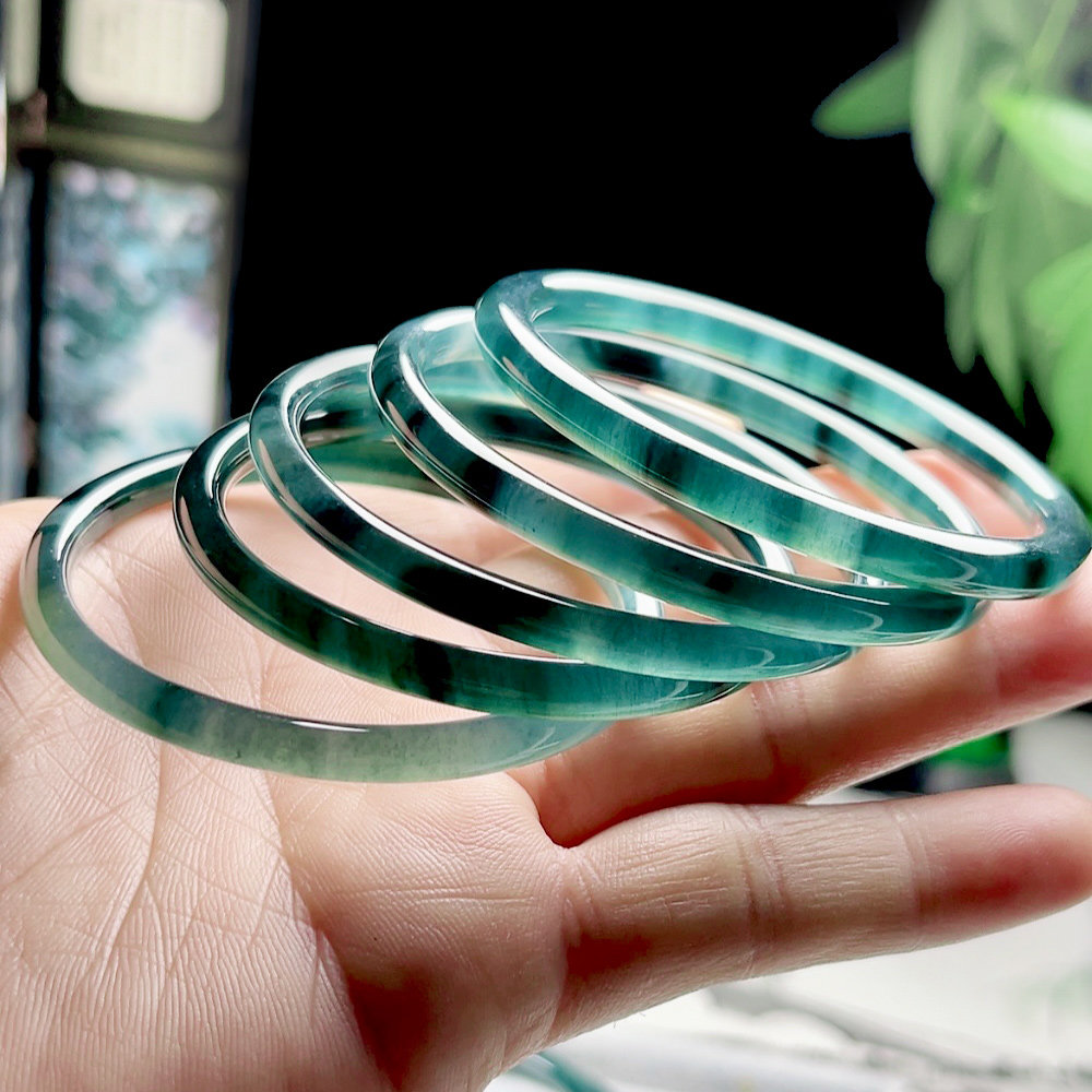 啊啊啊！这手镯是老蓝水翡翠？美到窒息的神仙玉石来了！！！_护肤品_