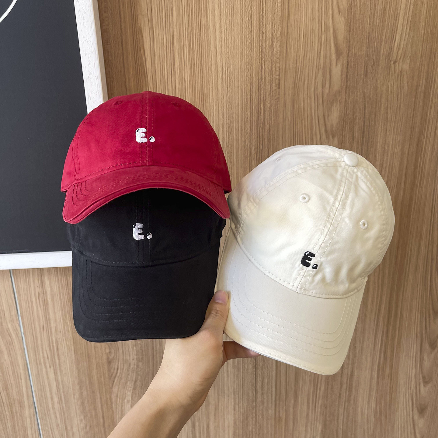 シンプルな韓国風の子供用野球帽。汎用性が高く合わせやすく、男の子にも女の子にも適しています。屋外での日差し対策キャップ、男の子向けのスタイリッシュなダックビルキャップ。