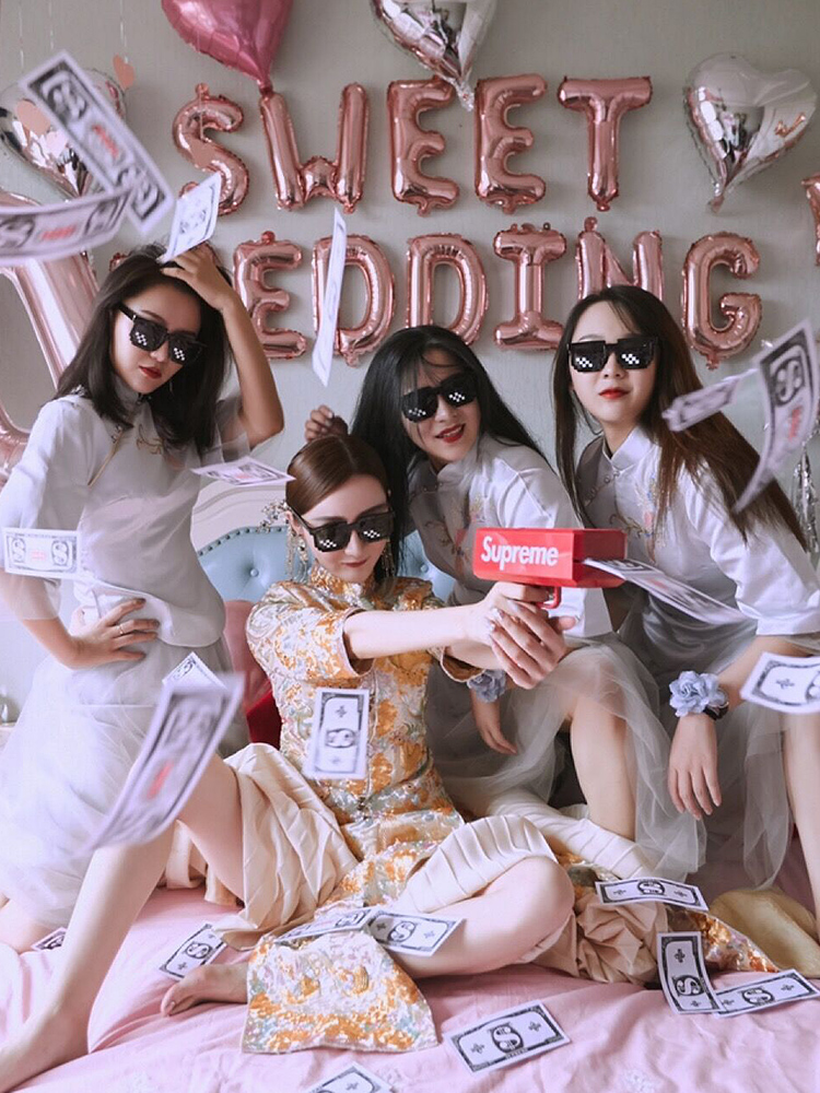 Creative Knot Wedding Online Red Toy Banknote Gun Bridesmaid Spray Money Gun Greet Wedding Bride to take pictures of the game