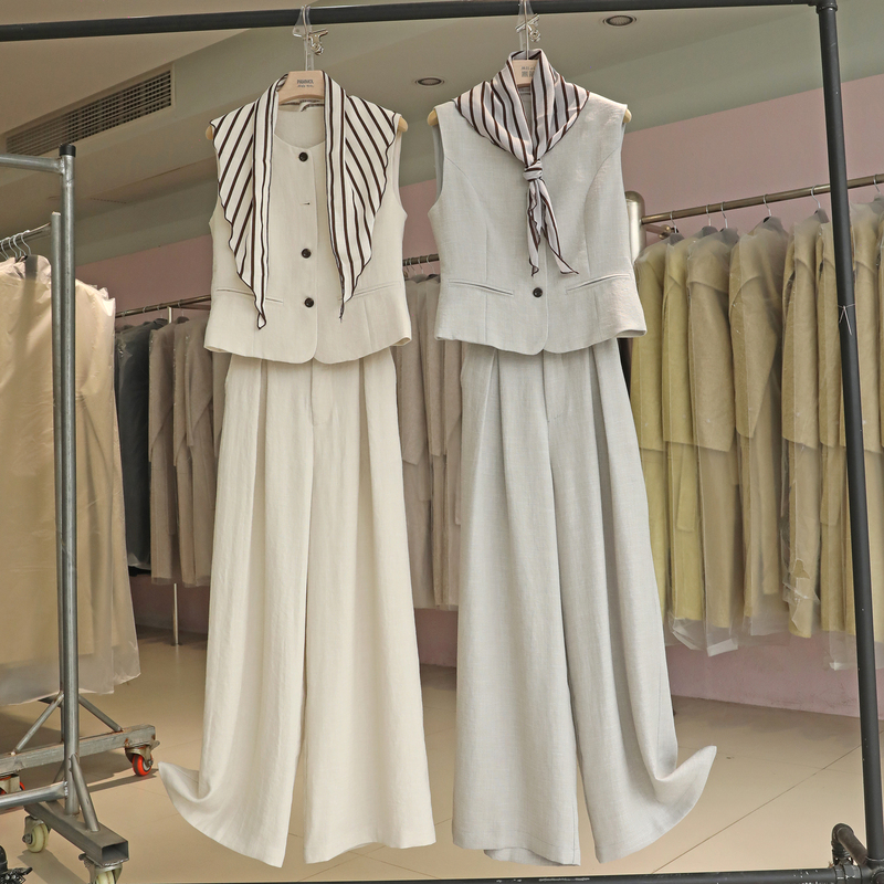 Real Shot of a Women's Sleeveless Vest and Wide-Leg Pants Set in a Vintage Style, Single-Breasted, Waist-Cinching, Two-Piece Fashion Outfit Real Shot of a Women's Sleeveless Vest and Wide-Leg Pants Set in a Vintage Style, Single-Breasted, Waist-Cinching, Two-Piece Fashion Outfit