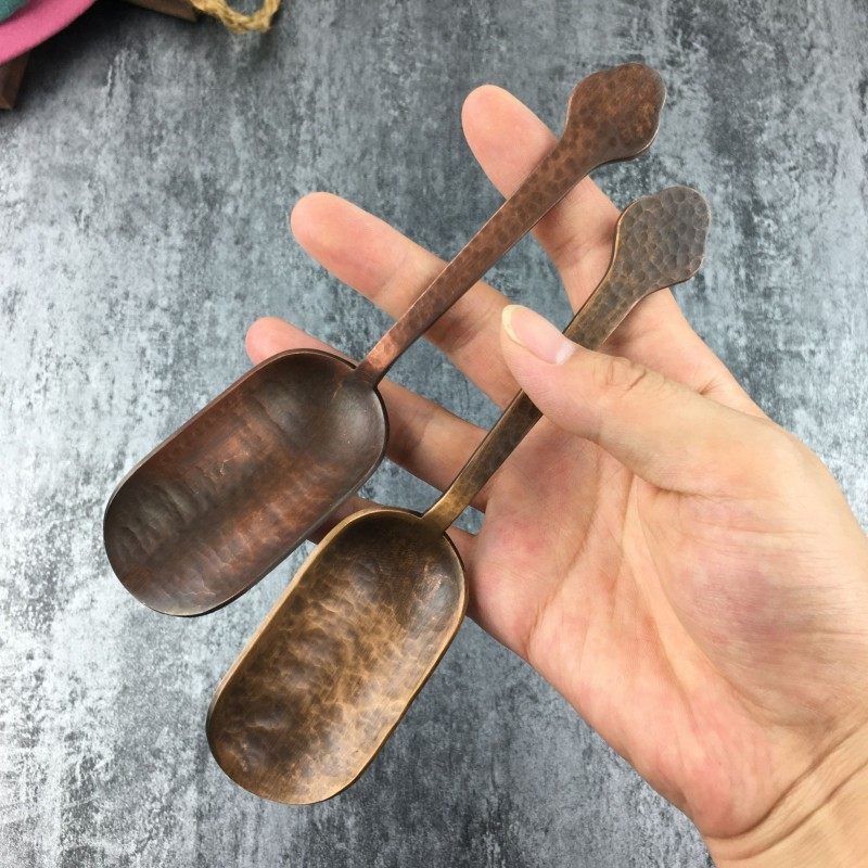 The shopkeeper keeps Japanese-style copper tea spoons, tea shovels, Kung Fu tea accessories, copper retro coffee bean spoons for home use