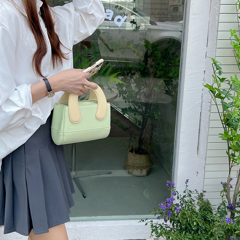 Women's Small Pu Leather Solid Color Fashion Square Magnetic Buckle Crossbody Bag display picture 9