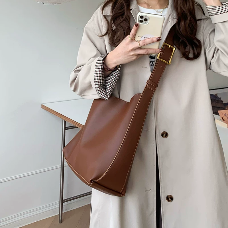 Universal brand capacious shoulder bag, one-shoulder bag