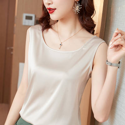 A loose, round-neck, short silk vest for women. Spring and summer plus-size outerwear. Pair it with an acetic acid strappy top