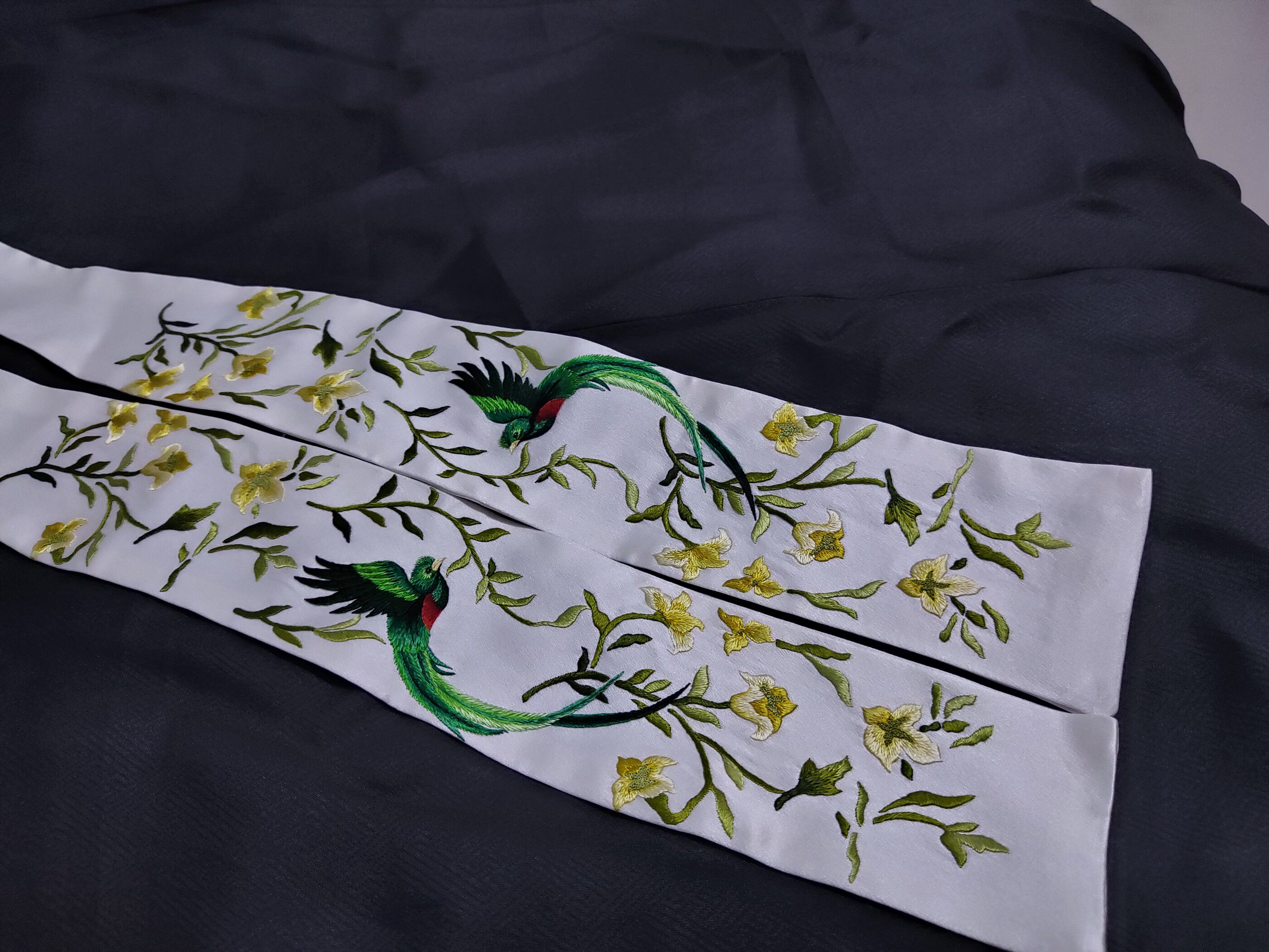 Original Ming-made Han clothing accessories floating with edge-tailed green biting cuckoo