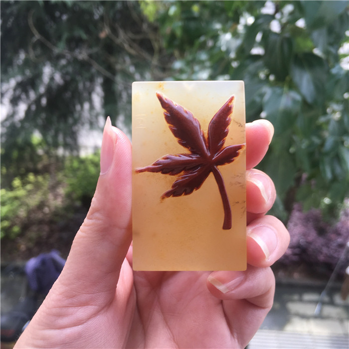 Natural jade Huanglongyu A goods pretty color and ingeniously carved maple leaf pendant pendant fashion men and women neck ornaments jade pendant