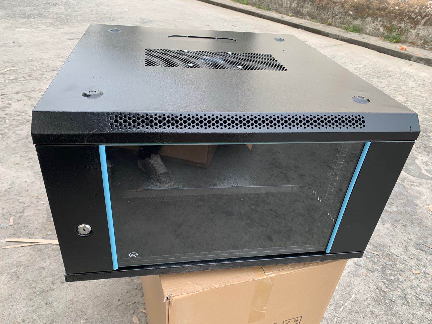 Luxurious thickened wall-mounted 6U enclosure 0-35 m Internet hard disc cabinet server cabinet