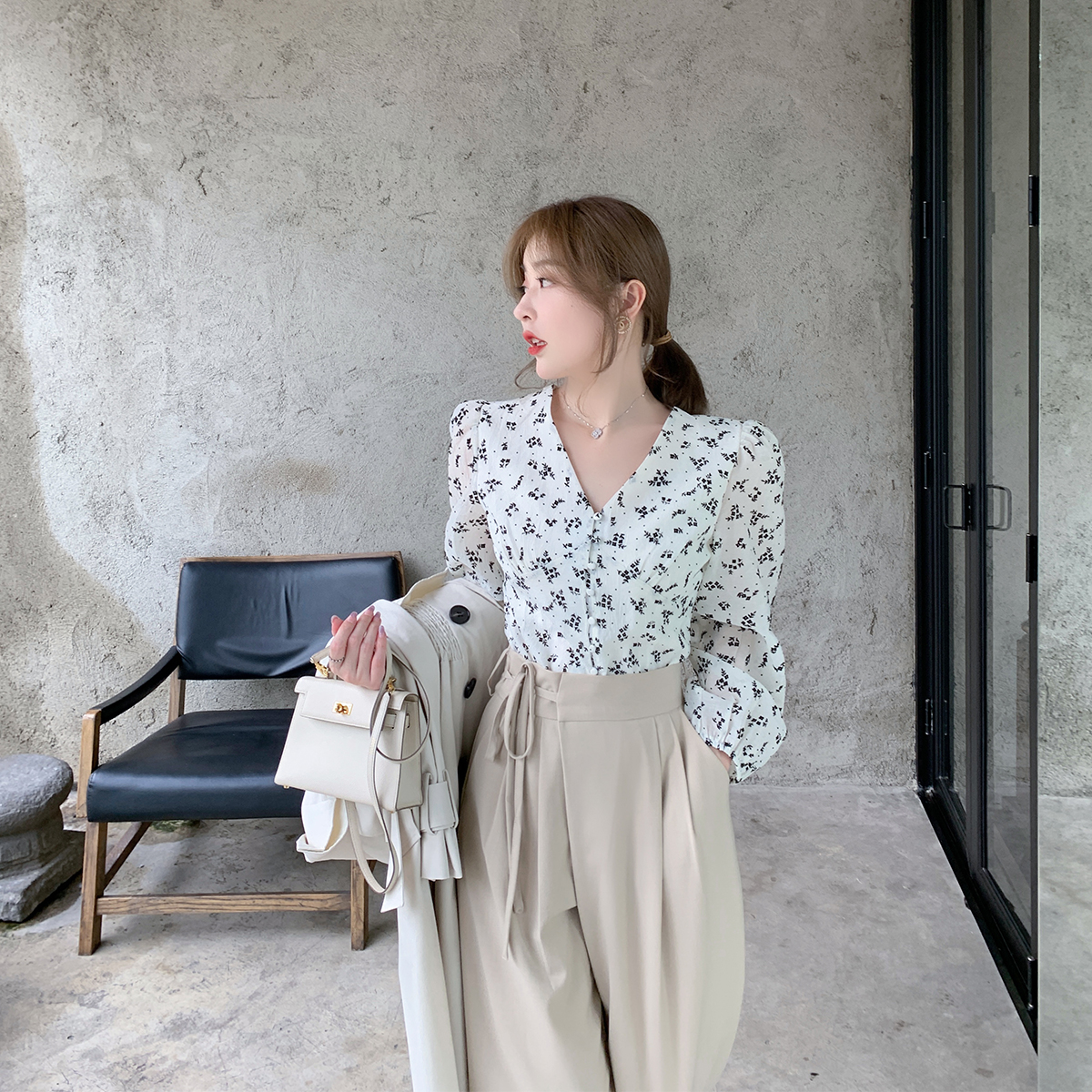 ByYou autumn Foreign school V-neck bubble sleeve t shirt women's new design niche floral shirt outside the small shirt