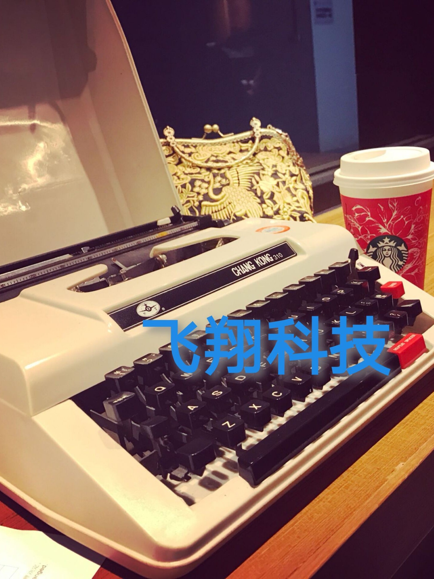 Typewriter old metal mechanical keyboard portable English retro typewriter nostalgic birthday present Mini-Taobao