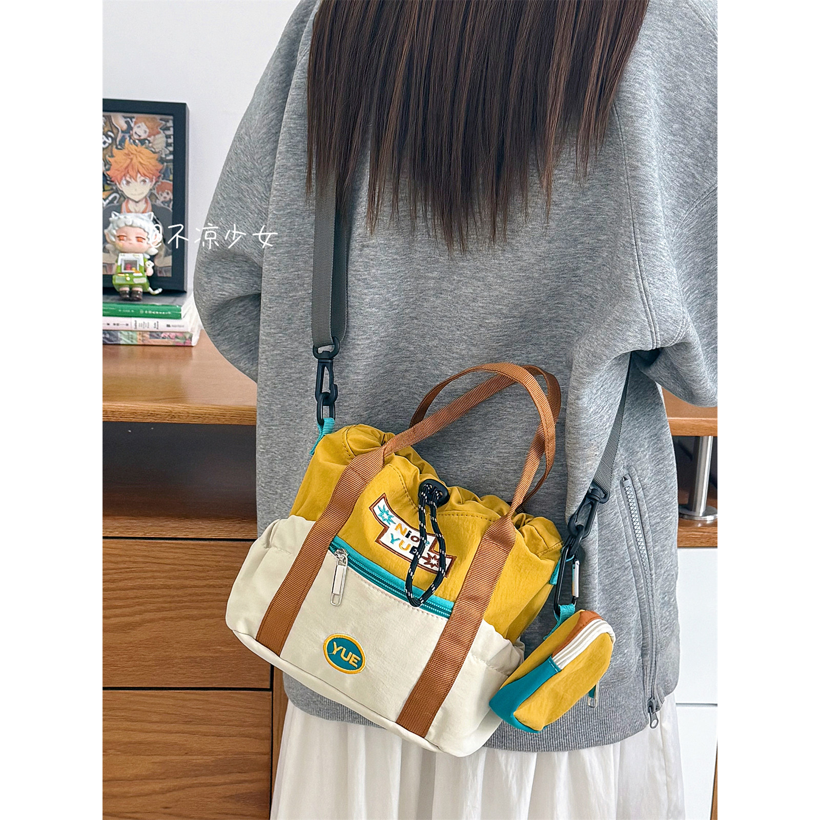 Retro contrasting color tie-mouth handbag student casual lightweight mobile phone bag women's niche design mini crossbody bag