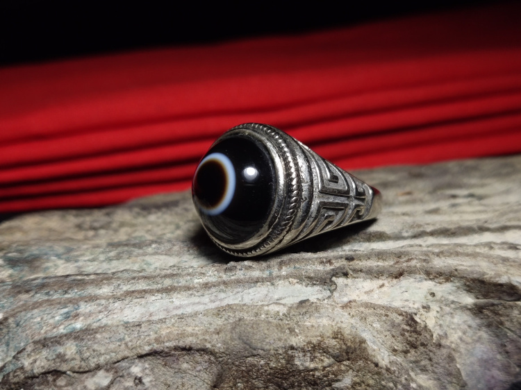 藏传佛教中的神秘天眼神器： 琼珠与瑟瑟珠的魅力