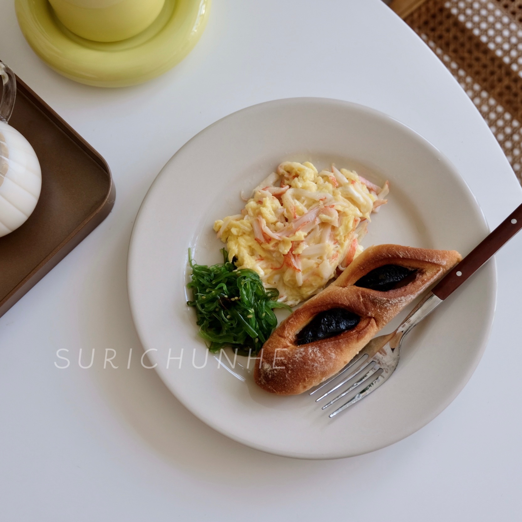 Vegetarian day spring and retro rice white brief Joins wind ceramic disc dessert breakfast with wide edge round steak tray 