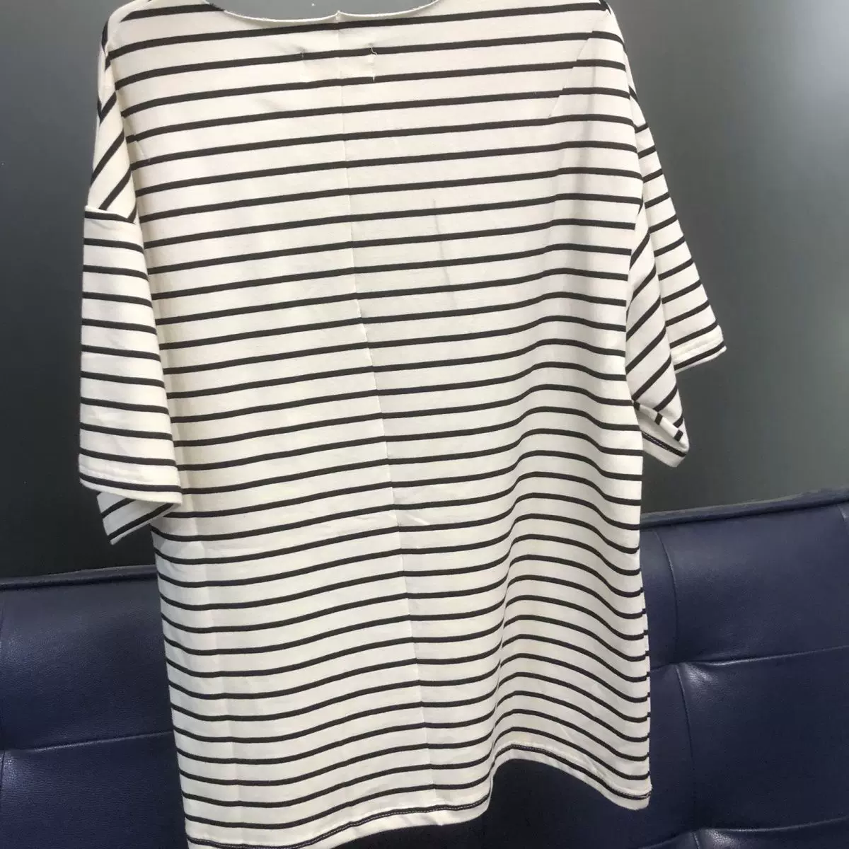 Вырез горловины рассыпан на улице Fear of God Fog Bieber той же связаной хлопковой свободной полосатой футболке с короткими рукавами