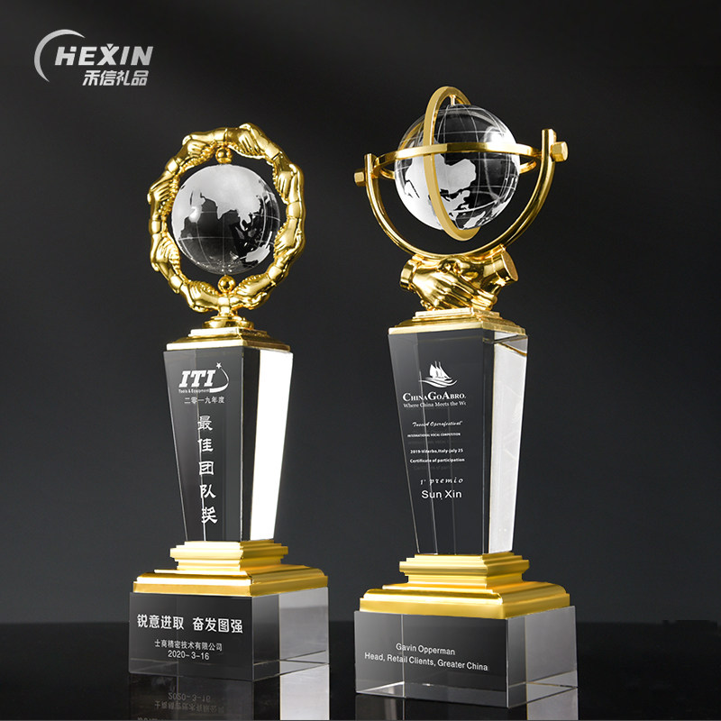 Crystal trophy custom metal handshake globe creative custom award excellent team cooperation win-win souvenir