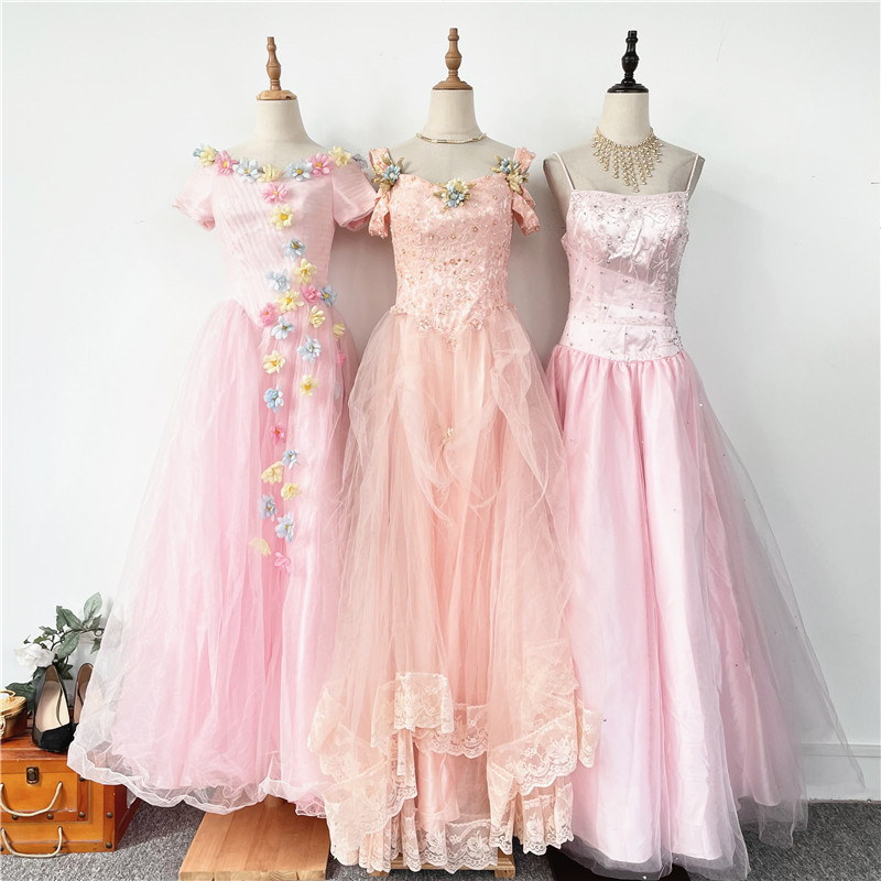 Vintage Brand New Gentle and Girly Second-Hand Lace Wedding Dress with Handmade Beading Vintage Brand New Gentle and Girly Second-Hand Lace Wedding Dress with Handmade Beading
