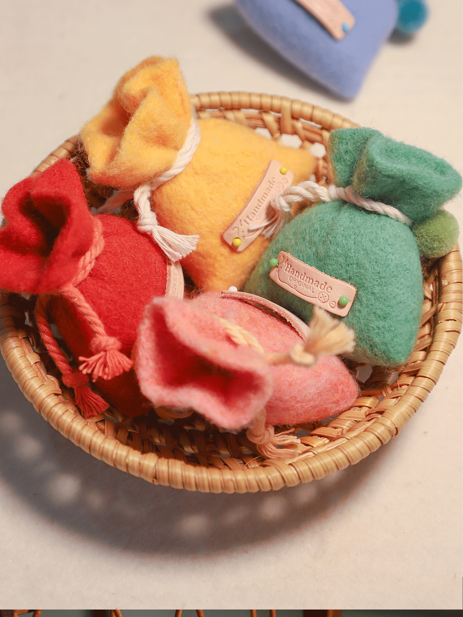 【ごましお】羊毛フェルト チャーム ハンドメイド 羊毛フェルト ハンドメイド 新年開運お守り 手作りチャーム