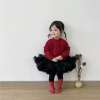 Бордовый свитер + черная юбка-пачка + черные колготки