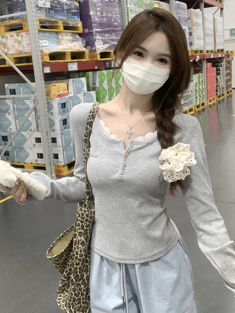 Pure Desire Lace Splicing Half-Open Collar Button Design Long-Sleeve T-Shirt for Women, New Spring Korean Style Gray Short Top