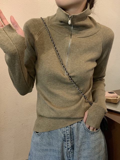 High-End Gray Half-Zip Turtleneck Raglan Sleeve Knit Sweater for Women with Fingerless Design, New Winter Casual Versatile Sweater