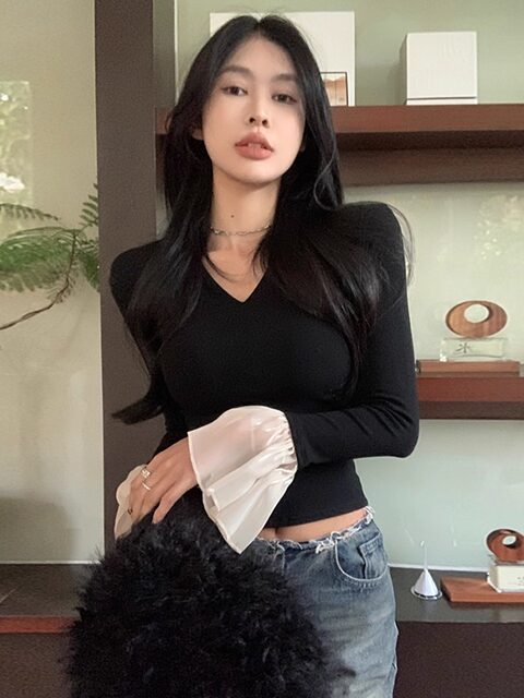 French-Style Color-Blocked Flared Sleeve Brushed V-Neck Top for Women, New Winter Style, Petite Spicy Girl Slim-Fit Short Base Shirt