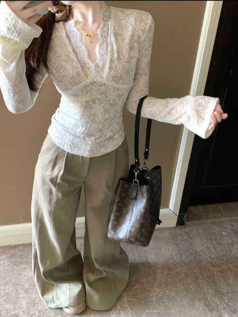 Pure Desire Style Deep V-Neck Lace Patchwork Base Shirt for Women, New Autumn and Winter Slim Fit Sexy Hot Girl Flared Sleeve T-Shirt for Women