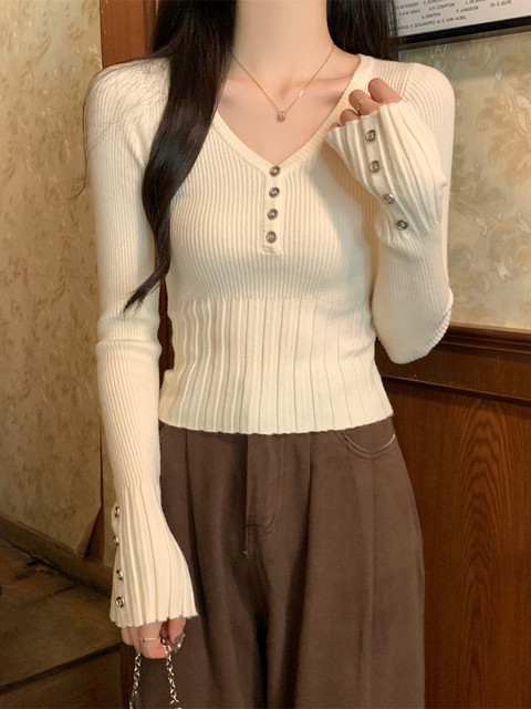 Pure Desire Style V-Neck Knit Sweater for Petite Women, New Autumn and Winter Korean Version, Slim Fit with Cuff Button Decoration and Waist-Cinching Design
