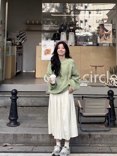 高级感超好看绿色毛衣女2026春秋慵懒宽松圆领套头复古针织衫上衣