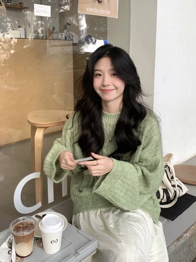 高级感超好看绿色毛衣女2026春秋慵懒宽松圆领套头复古针织衫上衣