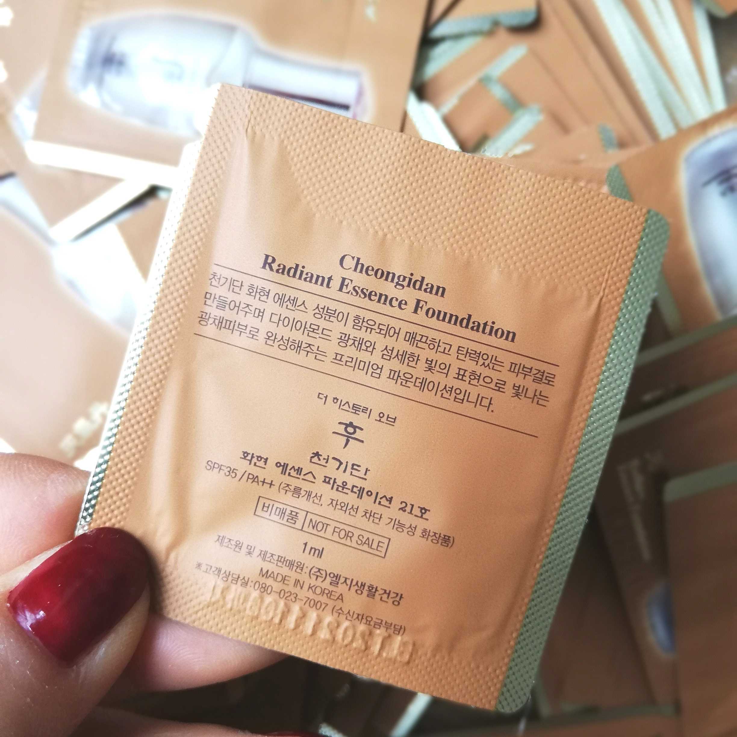 WHOO Weather Dan Essence Foundation 1ML Mẫu Kem che khuyết điểm Làm trắng da tái tạo - Nền tảng chất lỏng / Stick Foundation phấn nước essance