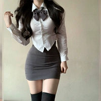 Рубашка, галстук-бабочка, с акцентом на бедрах