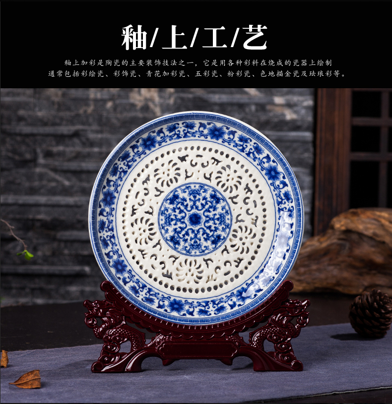 Jingdezhen ceramics hollow - out of the blue and white porcelain vase three - piece sitting room of home decoration wine rich ancient frame furnishing articles