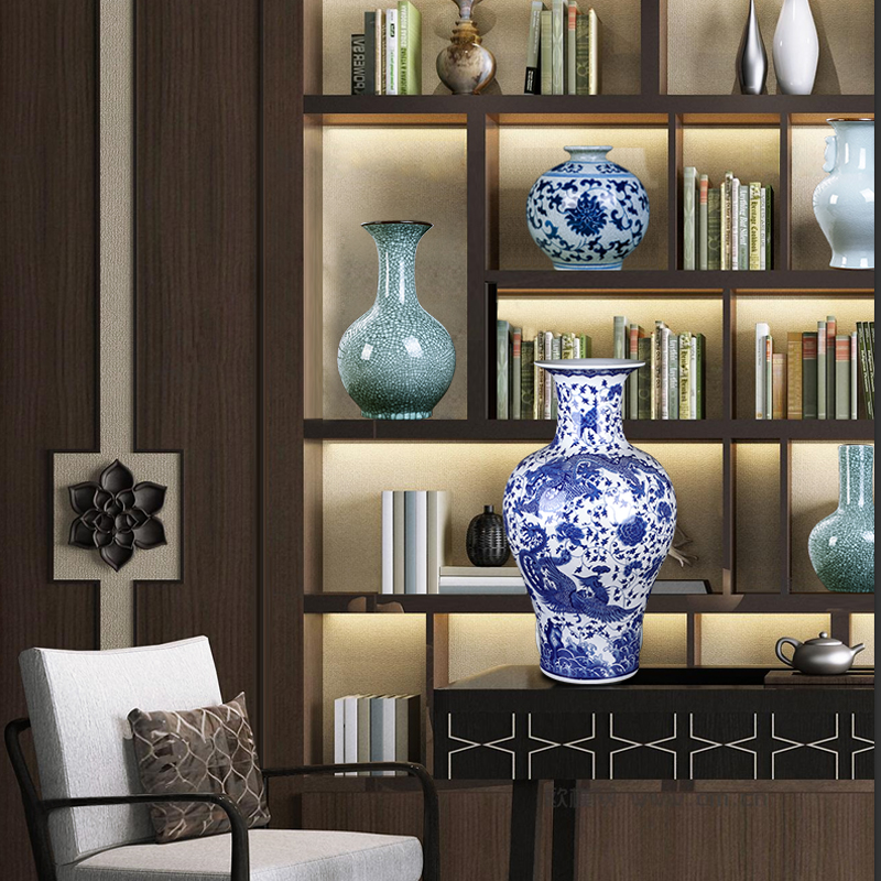 Jingdezhen ceramics antique blue and white porcelain dragon fish bottle vase of the sitting room of Chinese style household wine arts and crafts