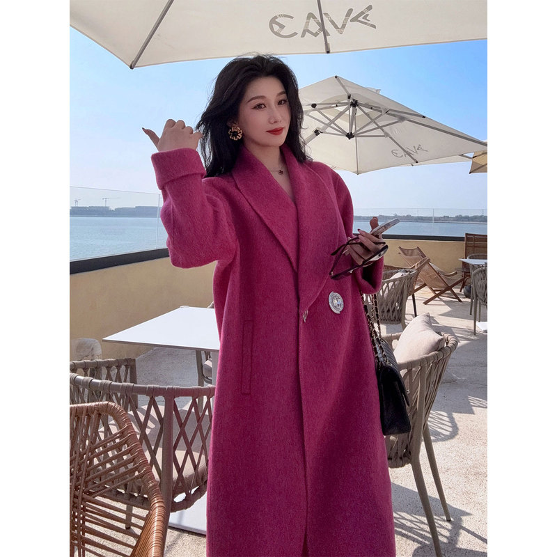 Yang Xiao Jing's Elegant and Sophisticated Rose-Red Dragon Fruit Coat for Women, Winter Loose-Fitting Woolen Overcoat with a Unique Design