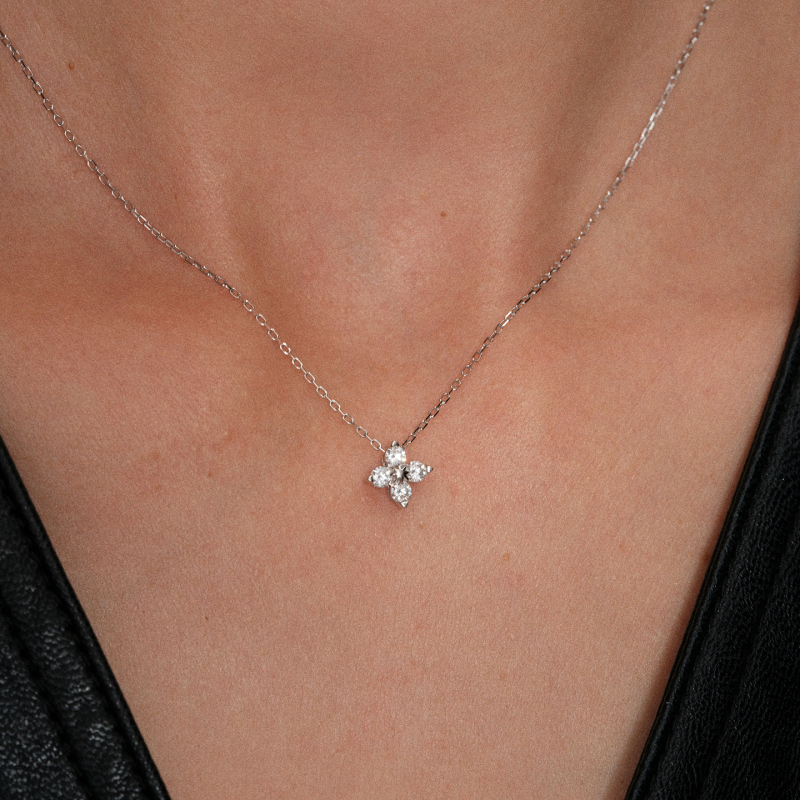 【Cnhnon Fat Store】S925 Sterling Silver Elegant French Hollow Four-Leaf Clover Zircon Inlaid Diamond Flower Necklace 【Cnhnon Fat Store】S925 Sterling Silver Elegant French Hollow Four-Leaf Clover Zircon Inlaid Diamond Flower Necklace
